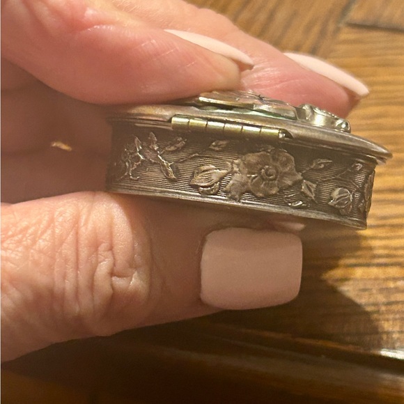 Old Tiny Silver Trinket or Pill Box - Picture 5 of 8